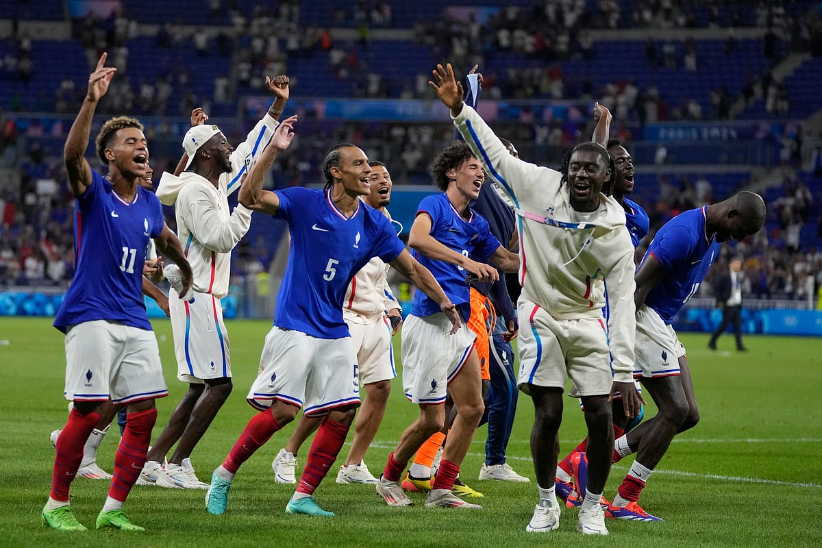Players of France celebrate their team's victory over Egypt at the end of the men's semifinal soccer match at Lyon Stadium, during the 2024 Summer Olympics, Monday, Aug. 5, 2024, in Decines, France. -  (AP Photo/Silvia Izquierdo)
